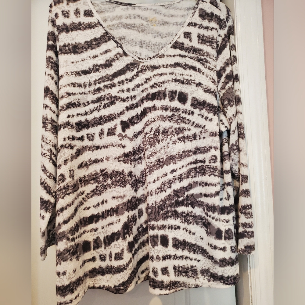 Belle by Kim Gravel Black and White Patterned Long Sleeve Top